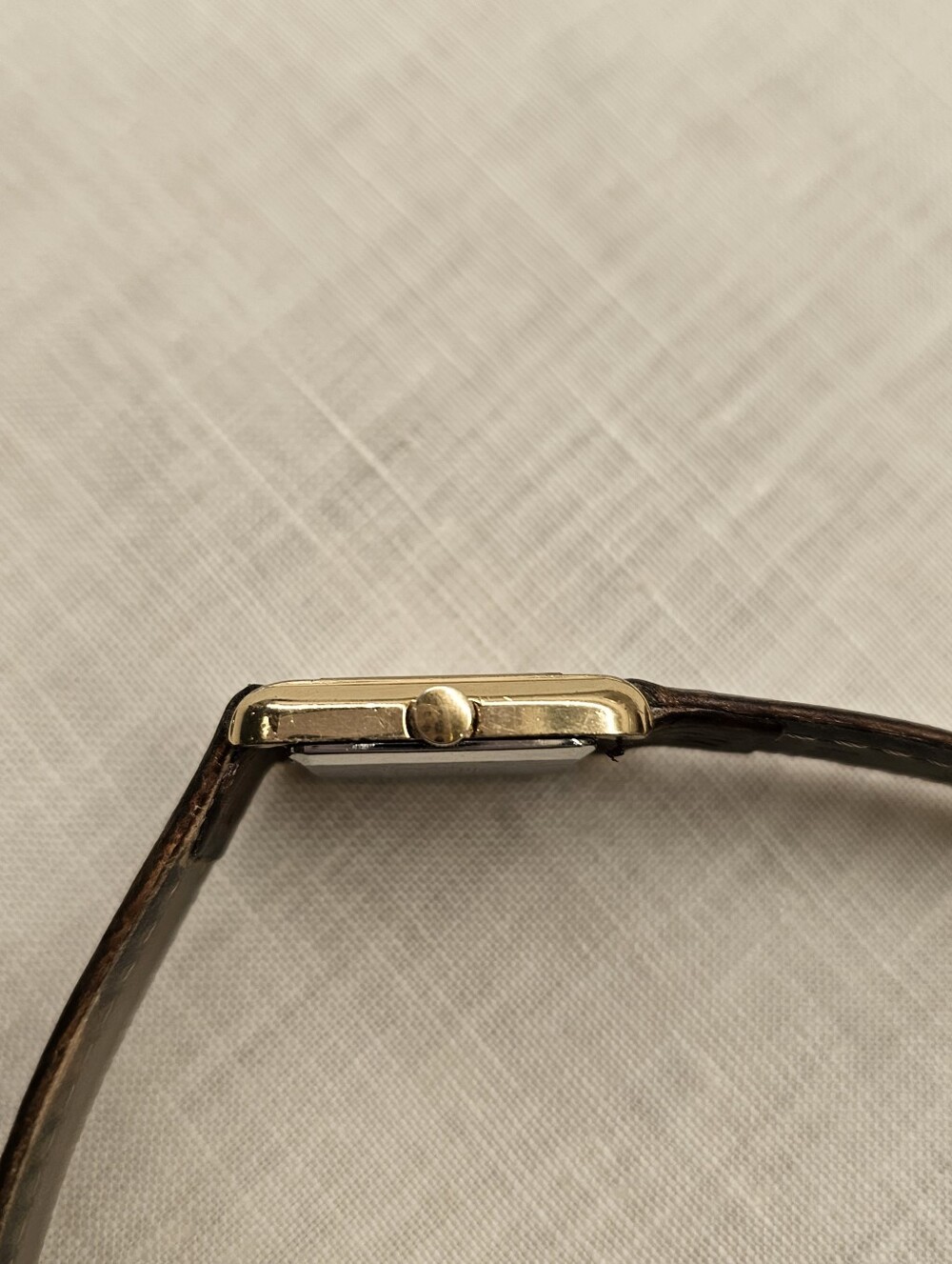 Vintage 1981 Seiko "Tiny Tank" Linen Dial Retro Minimalist Watch — New Battery! - Picture 6 of 11